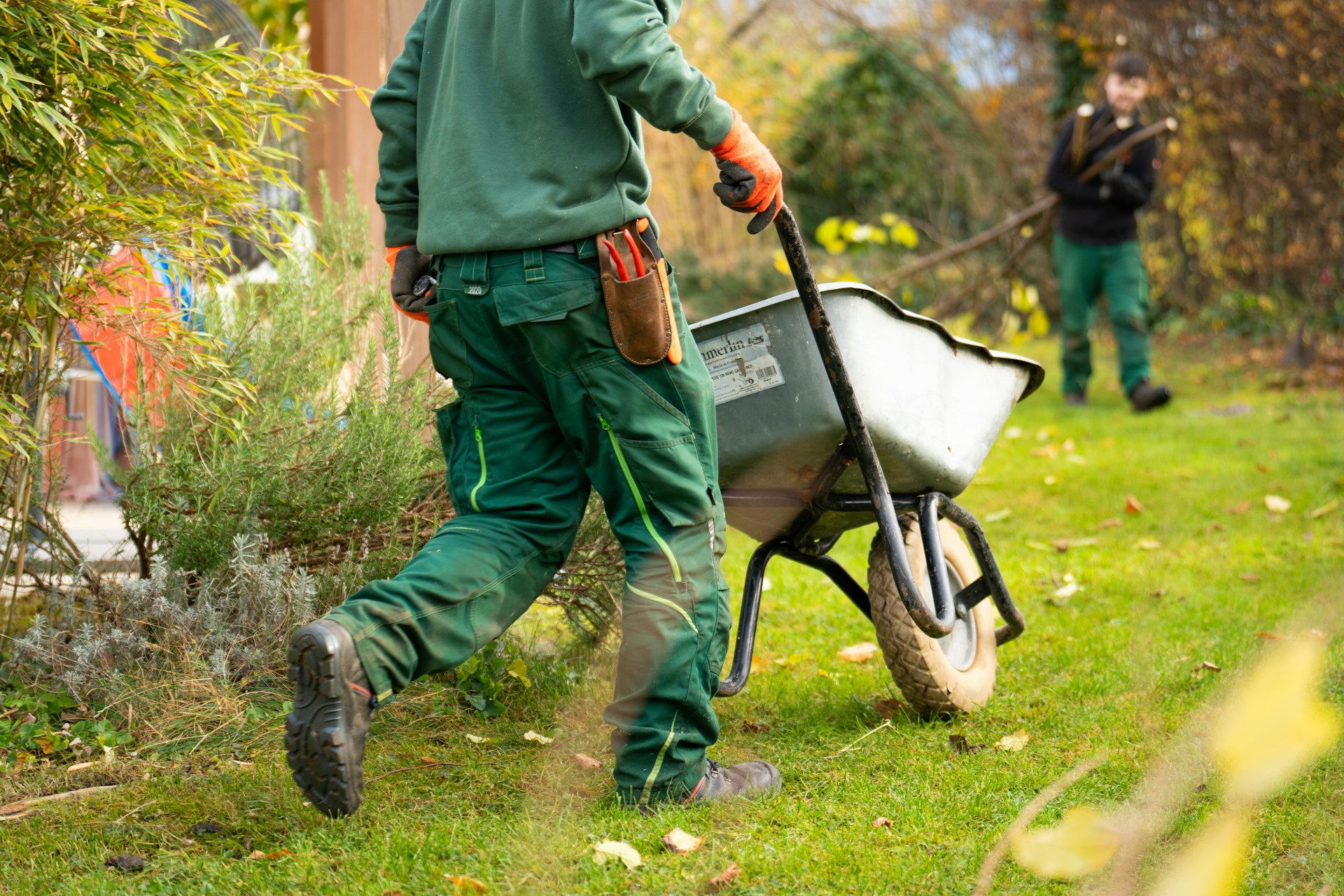 Gartenarbeit als Symbol für sorgfältigen Unterhalt